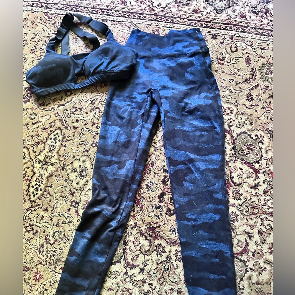 Bombshell Sportswear blue cameo scrunch butt leggings xs cameo sports bra small